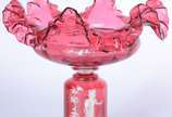 Mary Gregory (1856-1908),  - Floreira de cristal com figuras femininas esmaltada de branco. Pequena parte da borda quebrada e colada.
