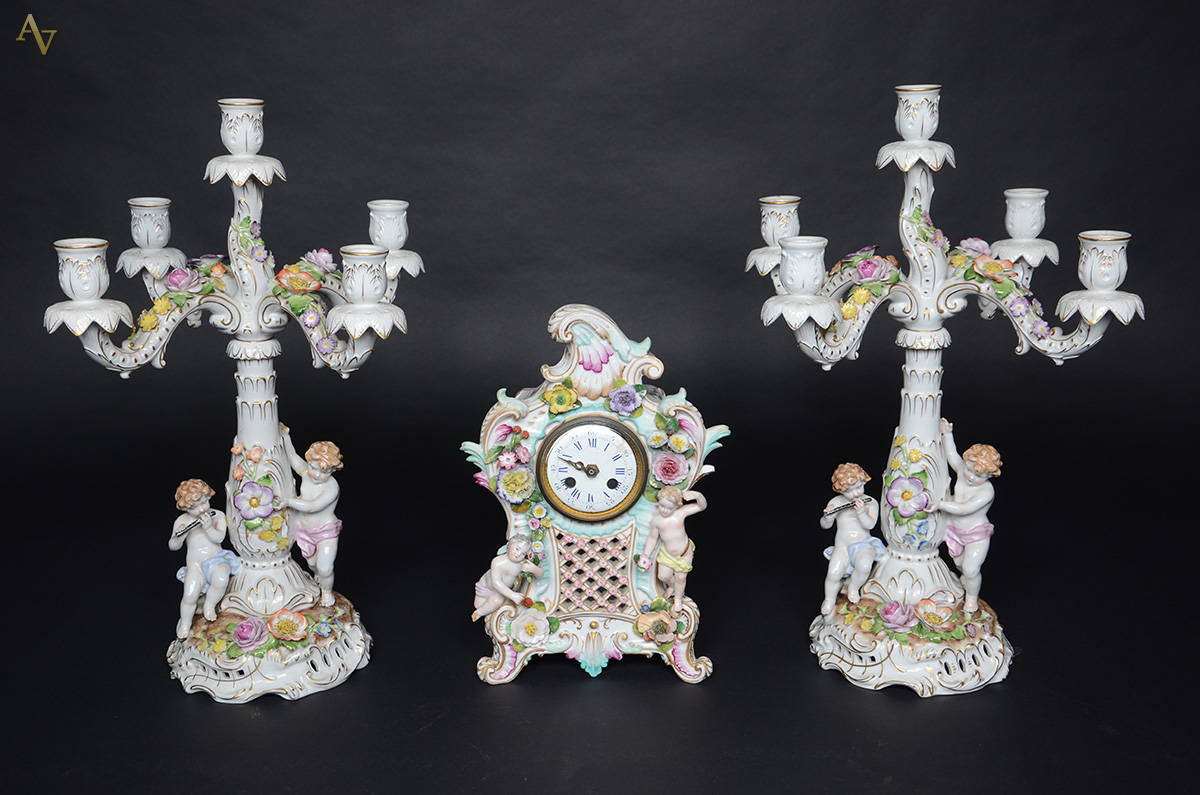 Tres peças de porcelana alemã policromada, decorados com figuras de... - foto 1 de 3