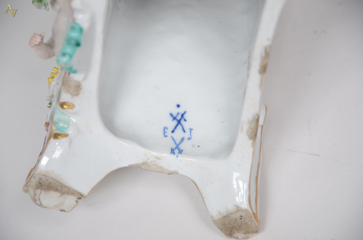 Tres peças de porcelana alemã policromada, decorados com figuras de... - foto 2 de 3