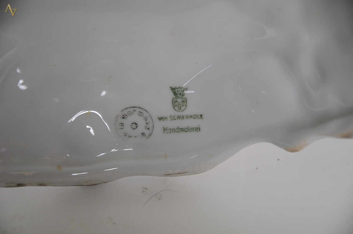 Tres peças de porcelana alemã policromada, decorados com figuras de... - foto 3 de 3