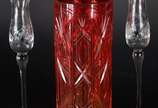 Três peças diversas de cristal lapidado, sendo:... - Três peças diversas de cristal lapidado, sendo: vaso doublé vermelho e par de castiçais.