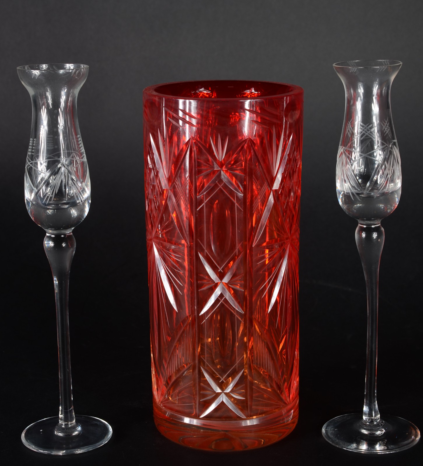 Três peças diversas de cristal lapidado, sendo: vaso doublé vermelho... - foto 1 de 5