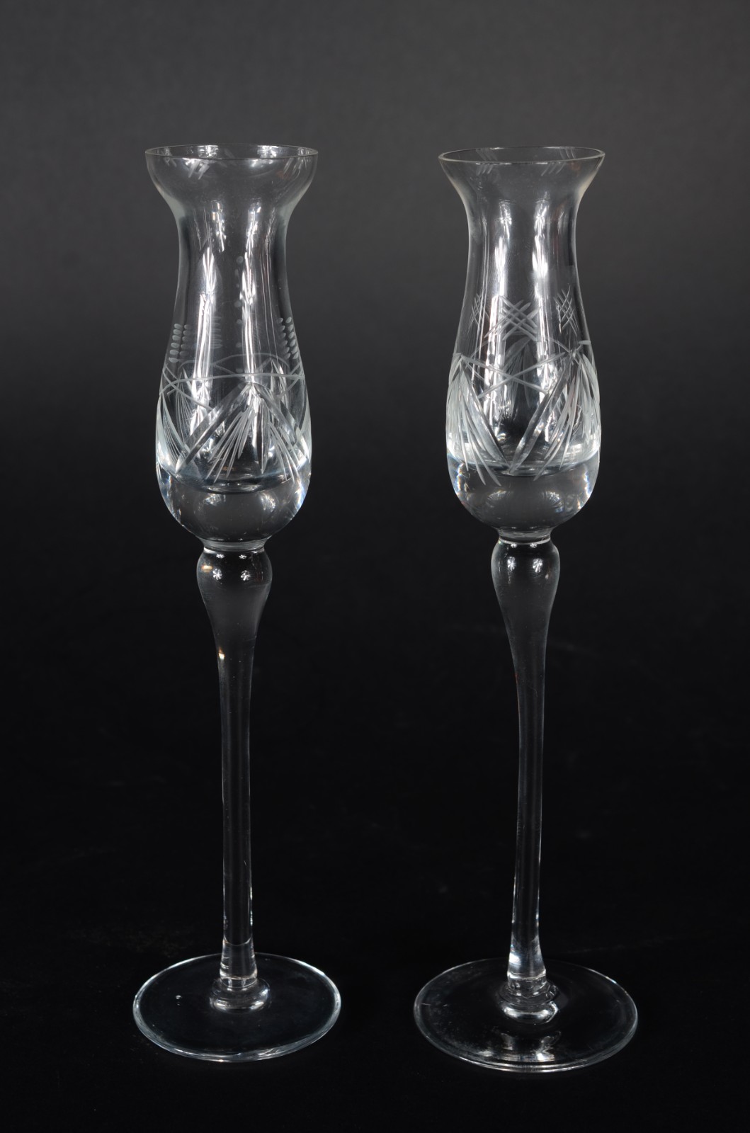 Três peças diversas de cristal lapidado, sendo: vaso doublé vermelho... - foto 2 de 5