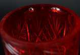 Três peças diversas de cristal lapidado, sendo:... - Três peças diversas de cristal lapidado, sendo: vaso doublé vermelho e par de castiçais.
