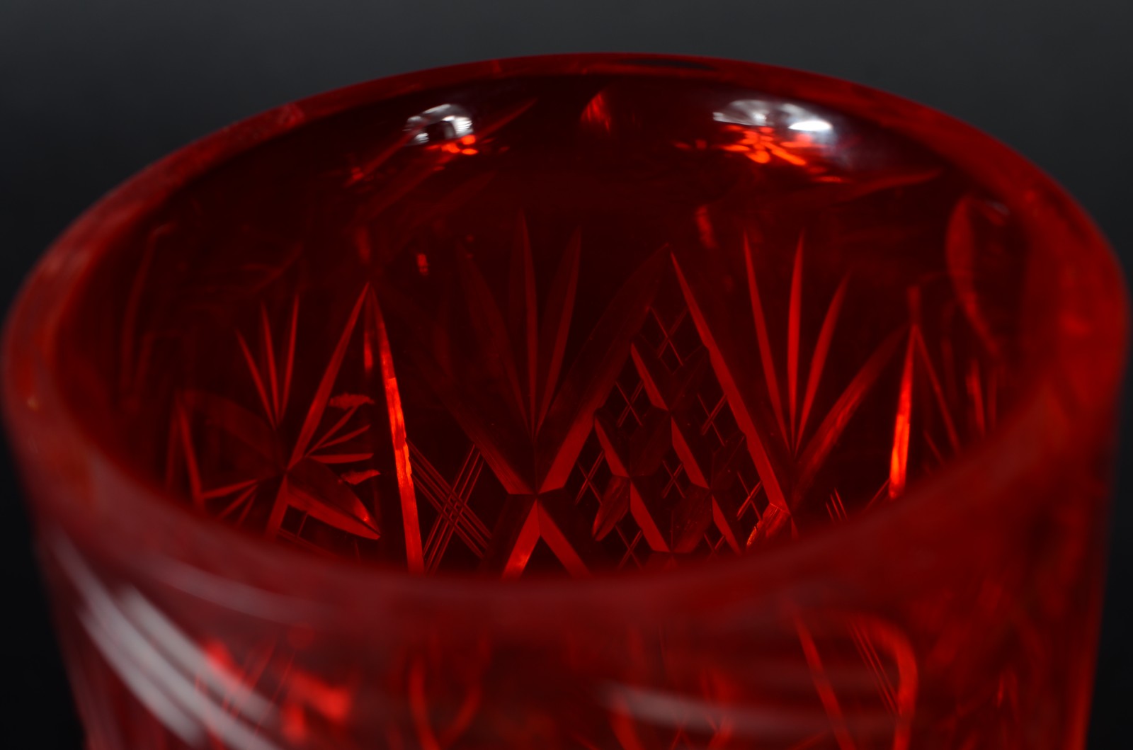 Três peças diversas de cristal lapidado, sendo: vaso doublé vermelho... - foto 4 de 5