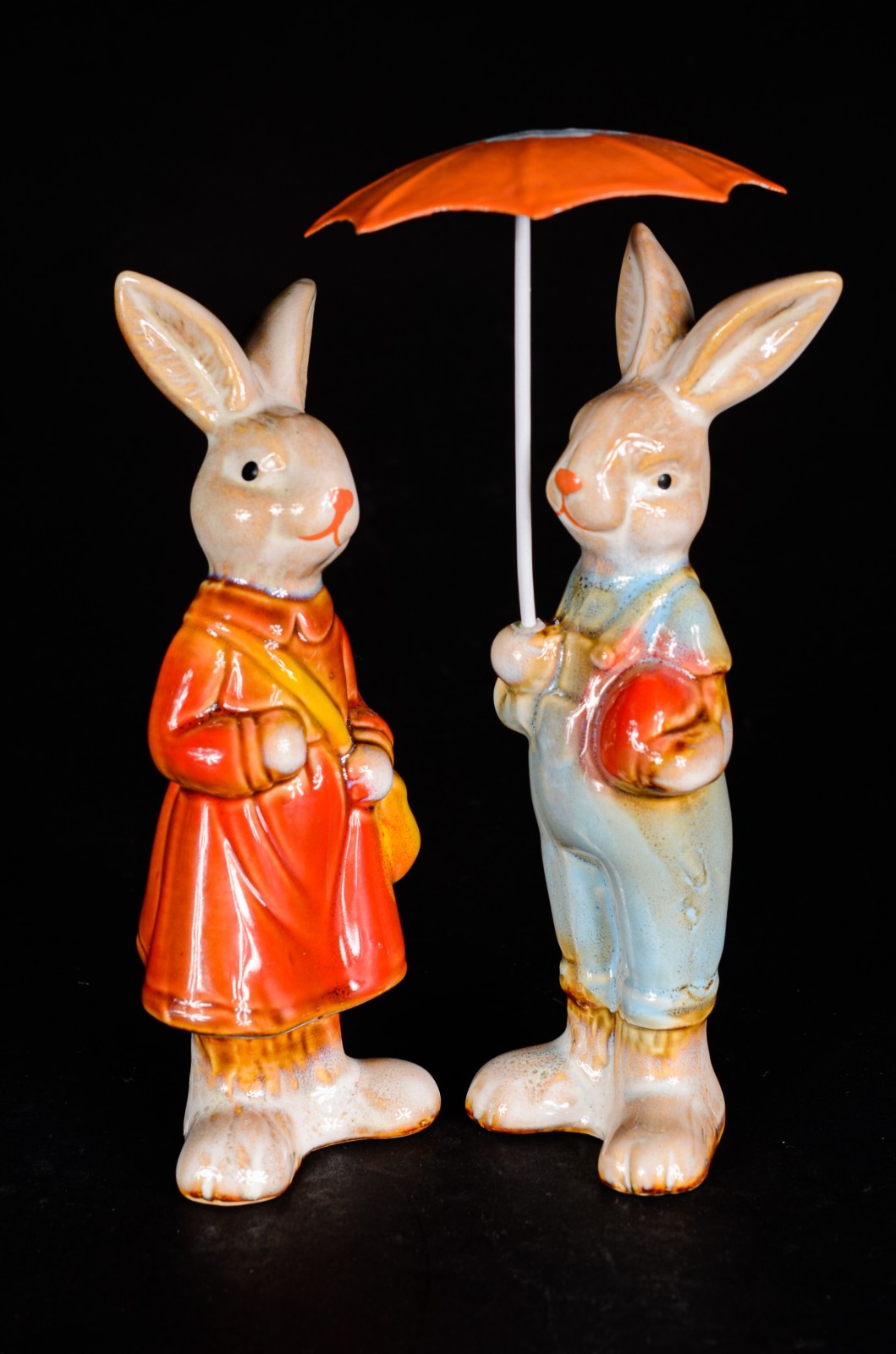Par de coelhos de porcelana policromada. - foto 1 de 7