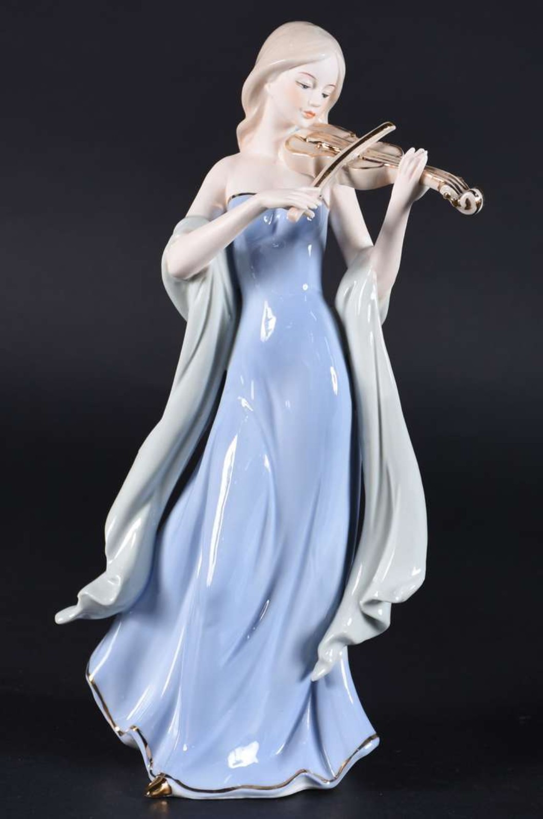 Estatueta de porcelana policromada representando dama com violino. - foto 1 de 4