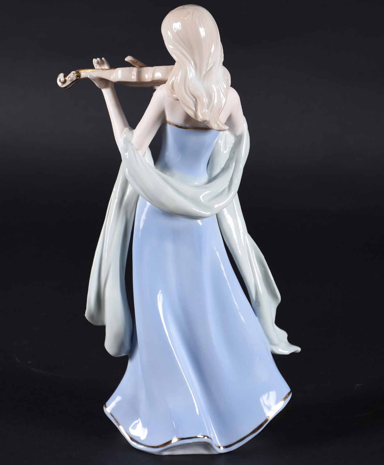 Estatueta de porcelana policromada representando dama com violino. - foto 2 de 4
