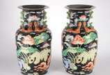 Par de vasos de porcelana oriental, decorado co... - Par de vasos de porcelana oriental, decorado com flores, folhas e pássaros em policromia sobre fundo preto.