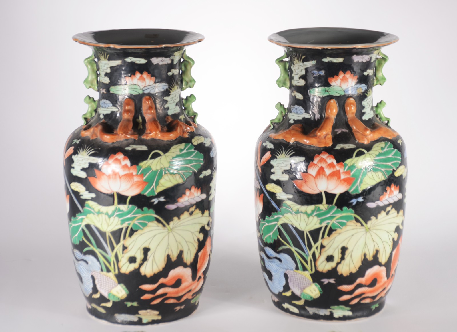 Par de vasos de porcelana oriental, decorado com flores, folhas e... - foto 1 de 8