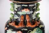 Par de vasos de porcelana oriental, decorado co... - Par de vasos de porcelana oriental, decorado com flores, folhas e pássaros em policromia sobre fundo preto.