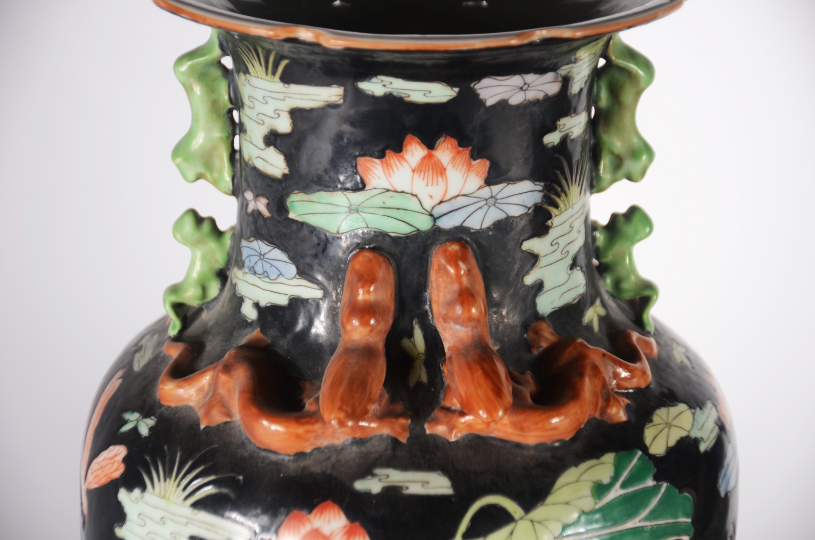 Par de vasos de porcelana oriental, decorado com flores, folhas e... - foto 2 de 8