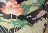 Par de vasos de porcelana oriental, decorado co... - Par de vasos de porcelana oriental, decorado com flores, folhas e pássaros em policromia sobre fundo preto.