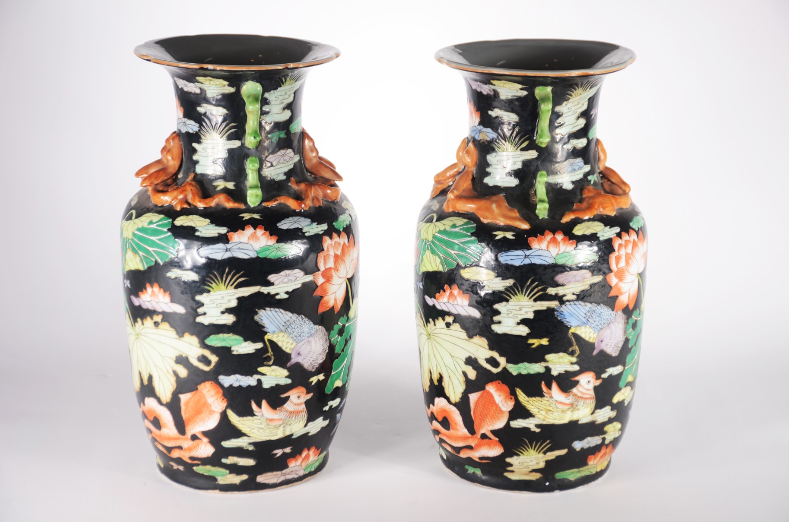 Par de vasos de porcelana oriental, decorado com flores, folhas e... - foto 4 de 8