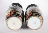 Par de vasos de porcelana oriental, decorado co... - Par de vasos de porcelana oriental, decorado com flores, folhas e pássaros em policromia sobre fundo preto.