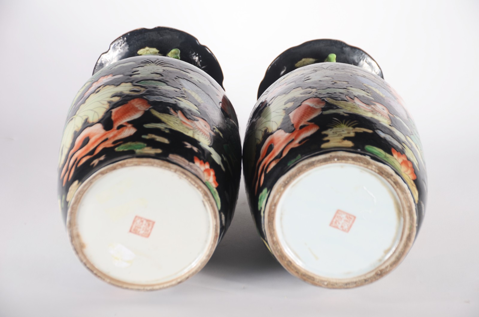 Par de vasos de porcelana oriental, decorado com flores, folhas e... - foto 5 de 8