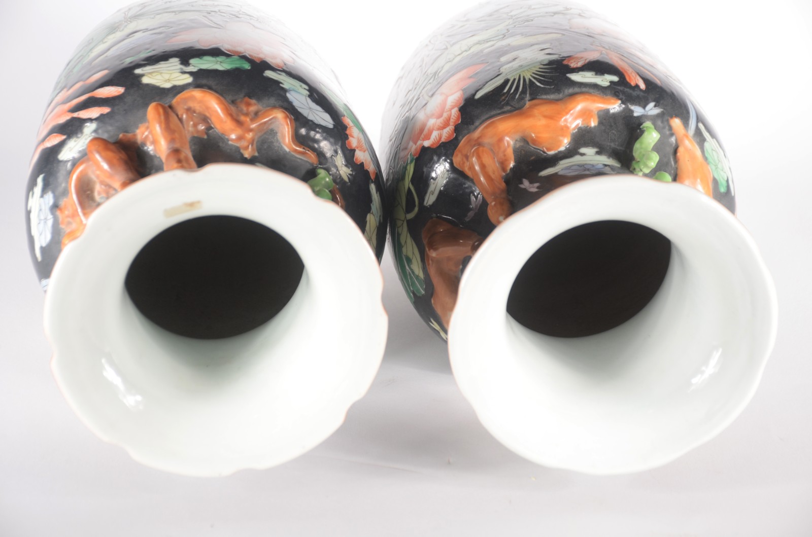 Par de vasos de porcelana oriental, decorado com flores, folhas e... - foto 7 de 8