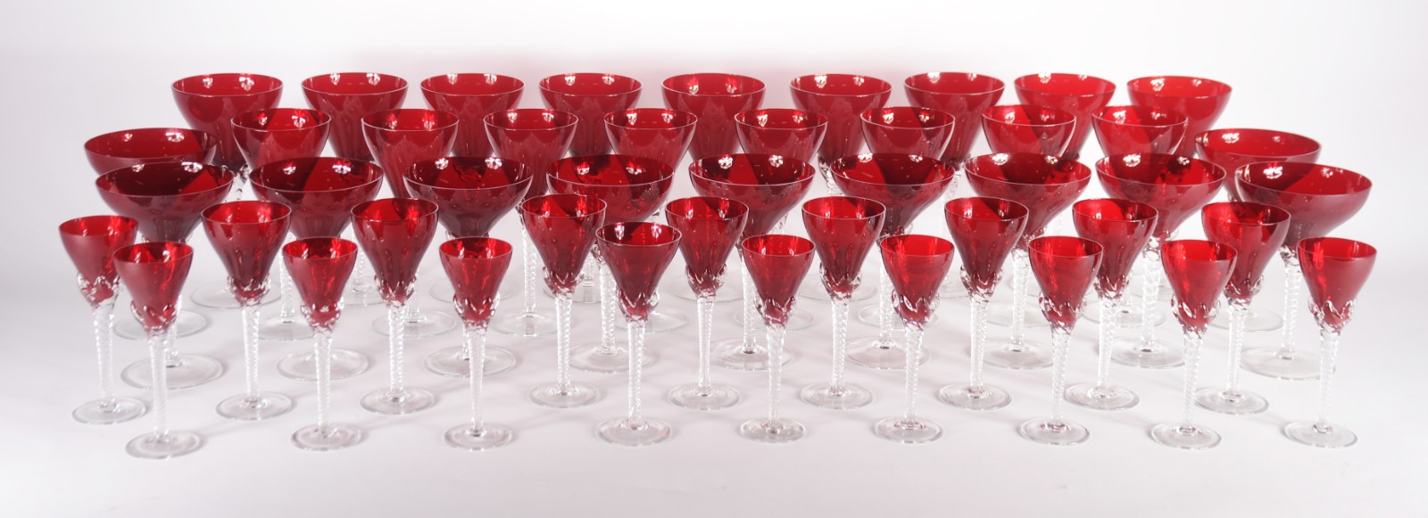 Serviço de cristal rubi com pés retorcidos, composto de: 9 taças para... - foto 1 de 4