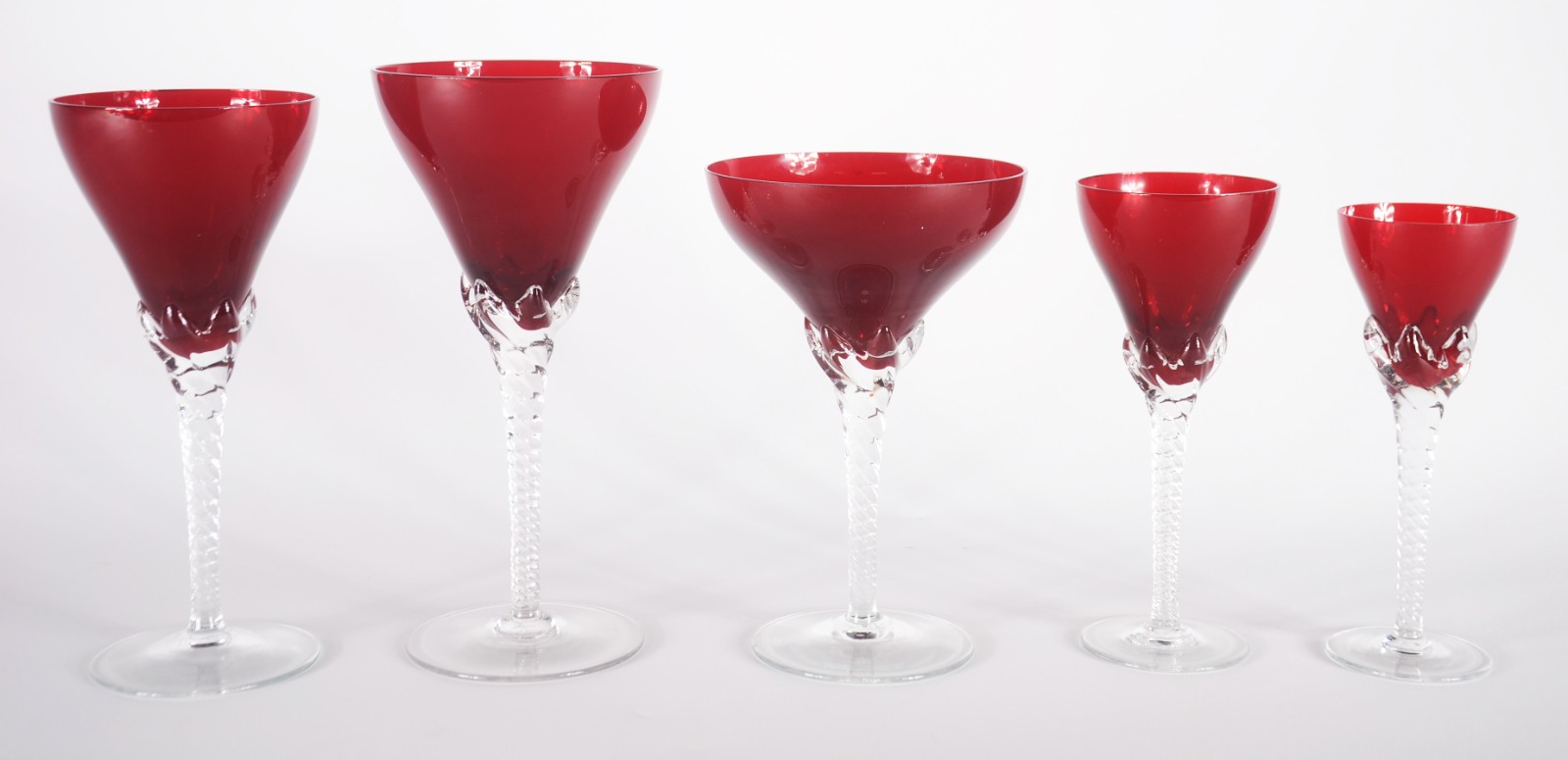Serviço de cristal rubi com pés retorcidos, composto de: 9 taças para... - foto 2 de 4