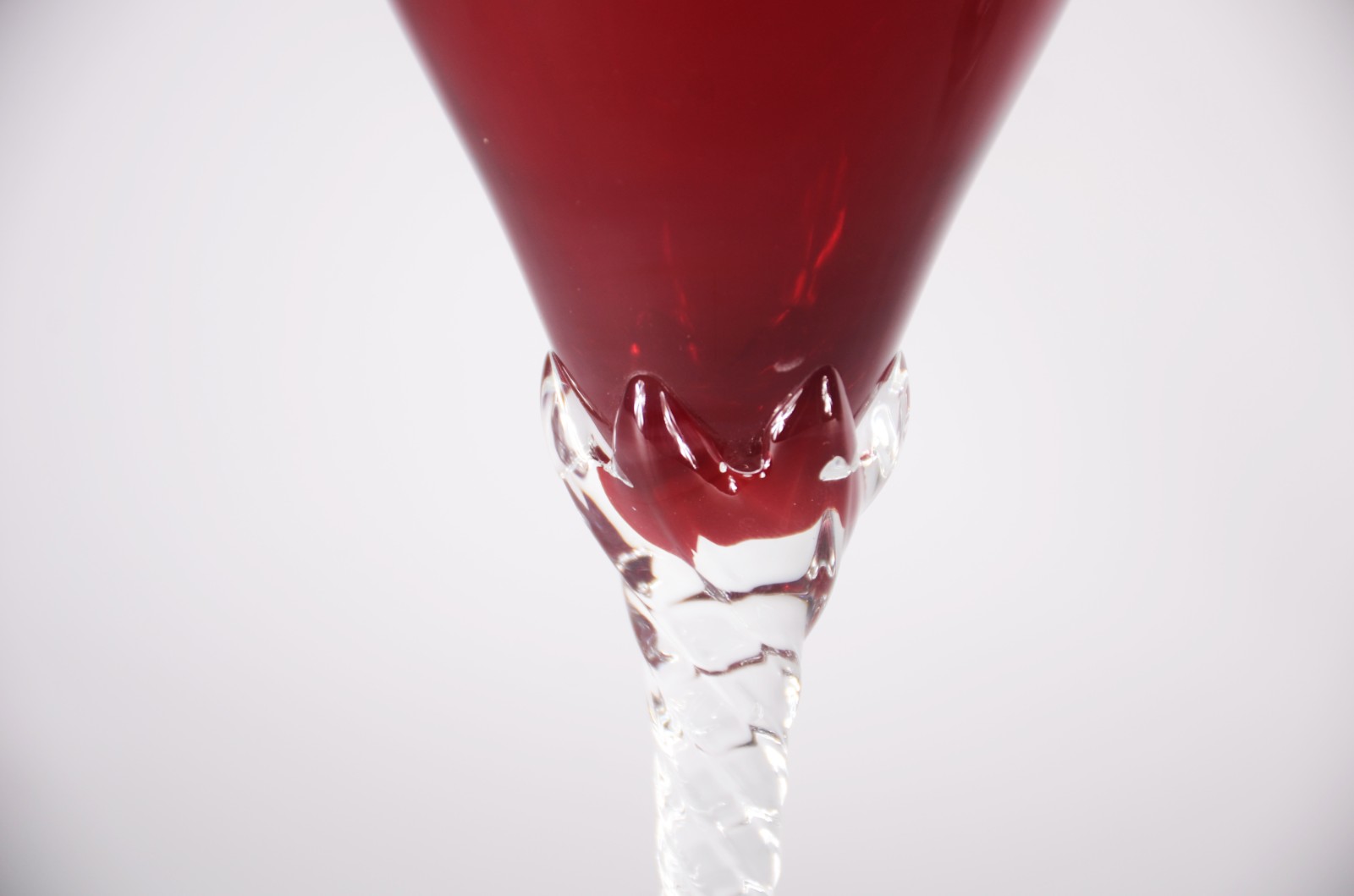 Serviço de cristal rubi com pés retorcidos, composto de: 9 taças para... - foto 3 de 4