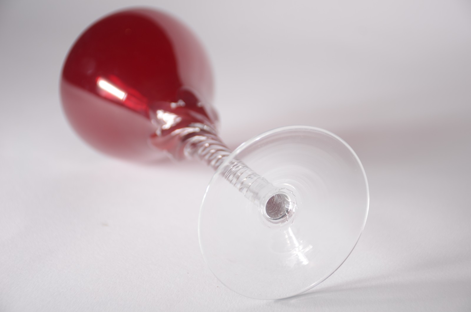 Serviço de cristal rubi com pés retorcidos, composto de: 9 taças para... - foto 4 de 4