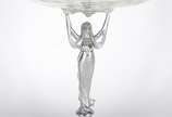 Fruteira com base de metal estilo Art Noveau, r... - Fruteira com base de metal estilo Art Noveau, representando figura feminina e prato de cristal. Lascado no furo central.