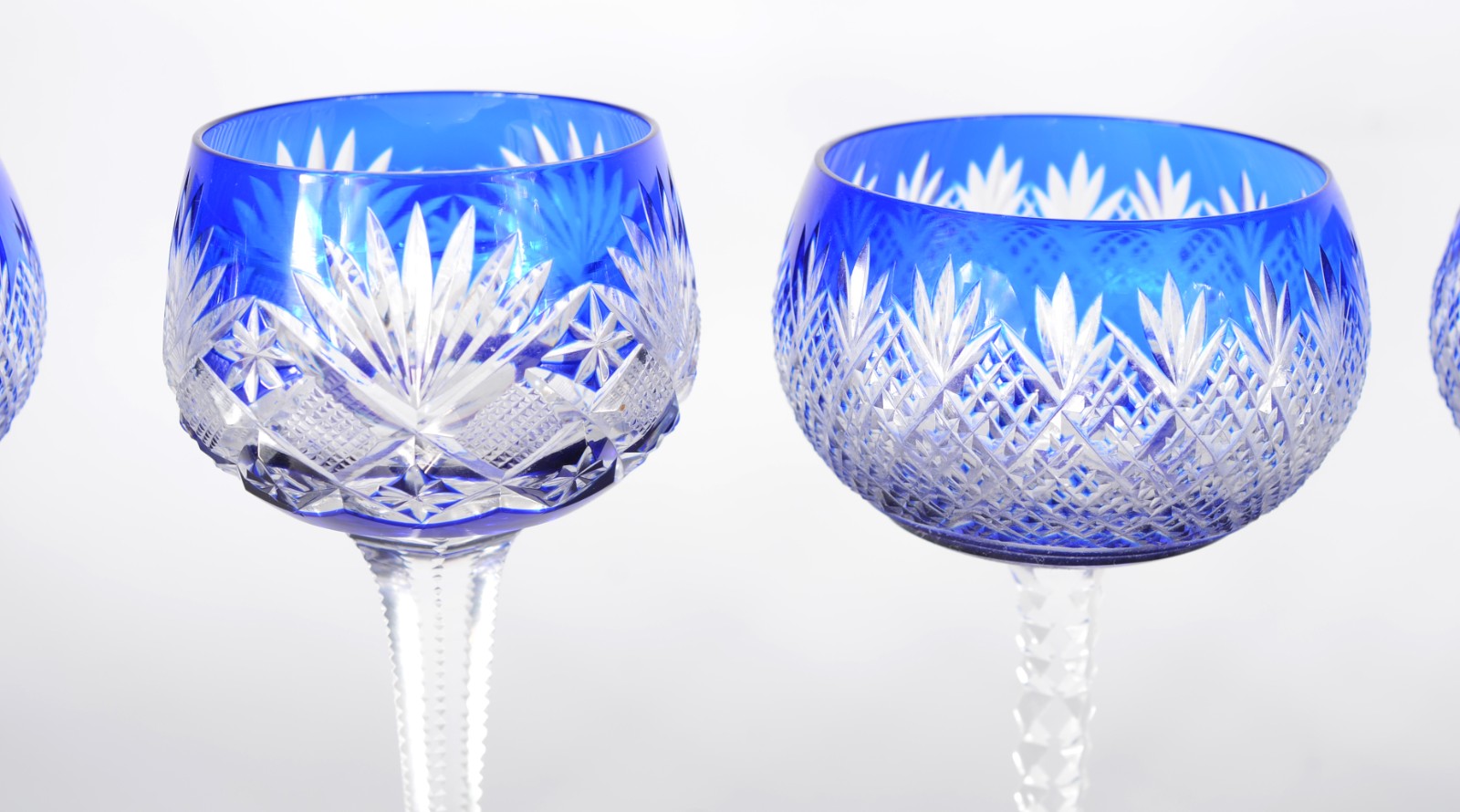 Seis cálices para vinho branco de cristal doublé azul lapidado, pés... - foto 2 de 6