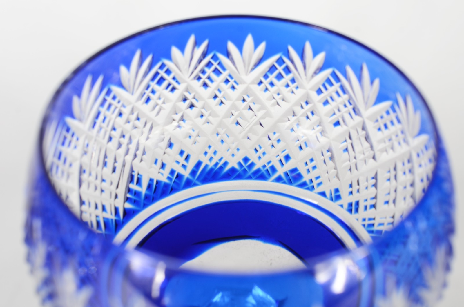 Seis cálices para vinho branco de cristal doublé azul lapidado, pés... - foto 4 de 6