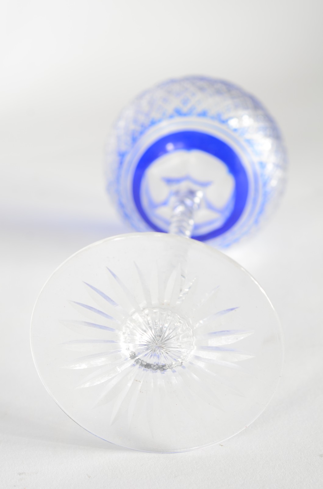 Seis cálices para vinho branco de cristal doublé azul lapidado, pés... - foto 6 de 6
