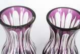 Par de vasos de cristal doublé lilás facetado. - Par de vasos de cristal doublé lilás facetado.