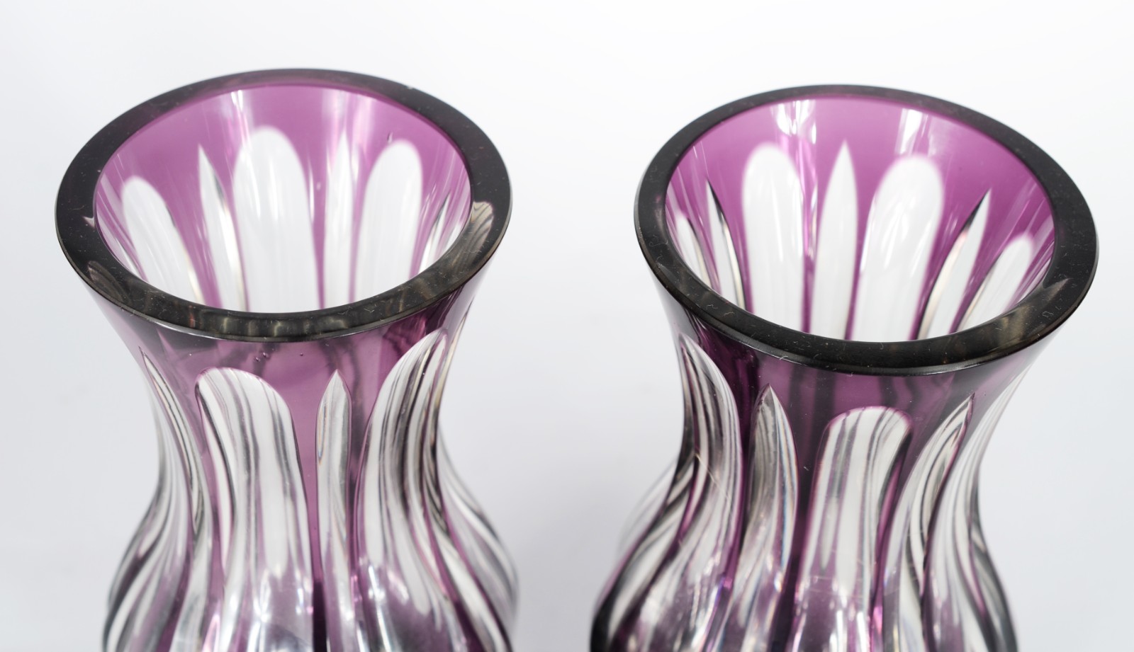 Par de vasos de cristal doublé lilás facetado. - foto 2 de 4