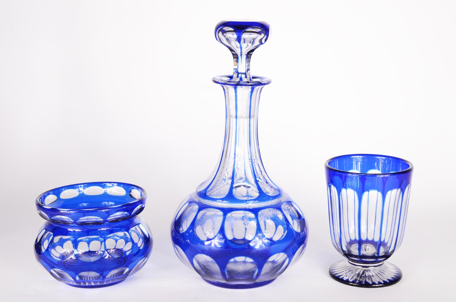 Três peças de cristal europeu doublé azul facetado, sendo: garrafa... - foto 1 de 6