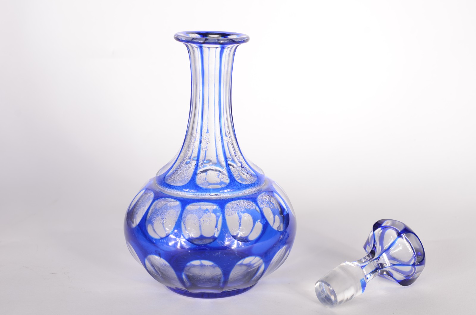 Três peças de cristal europeu doublé azul facetado, sendo: garrafa... - foto 2 de 6