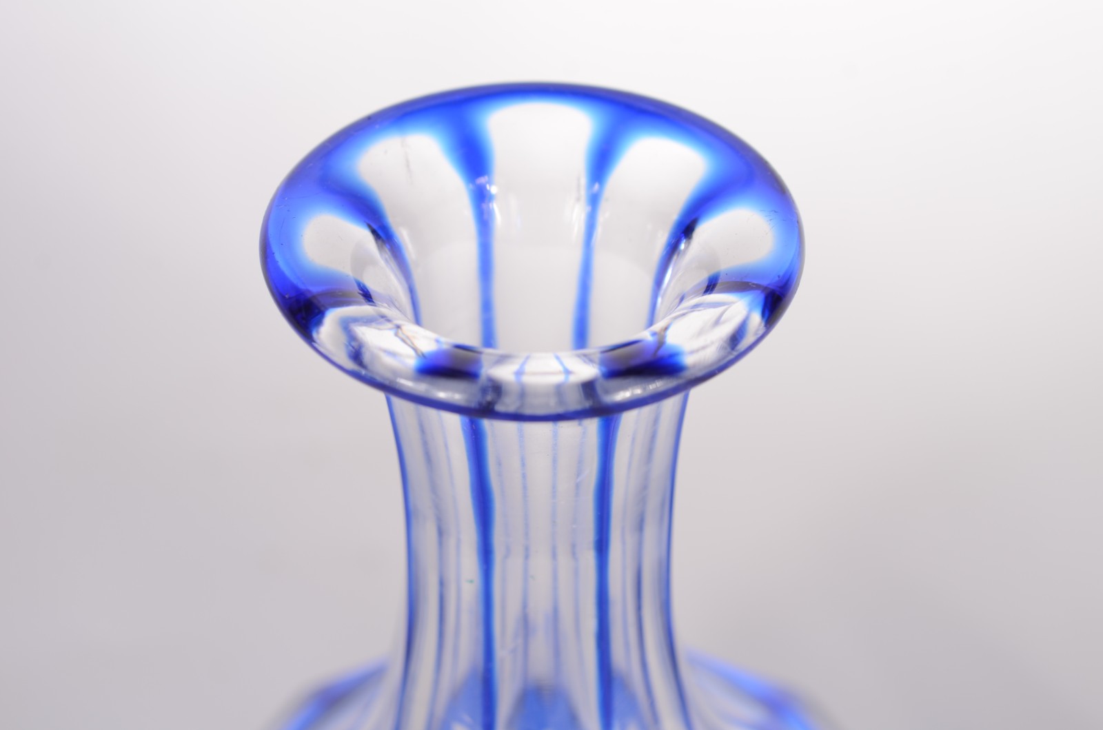 Três peças de cristal europeu doublé azul facetado, sendo: garrafa... - foto 3 de 6