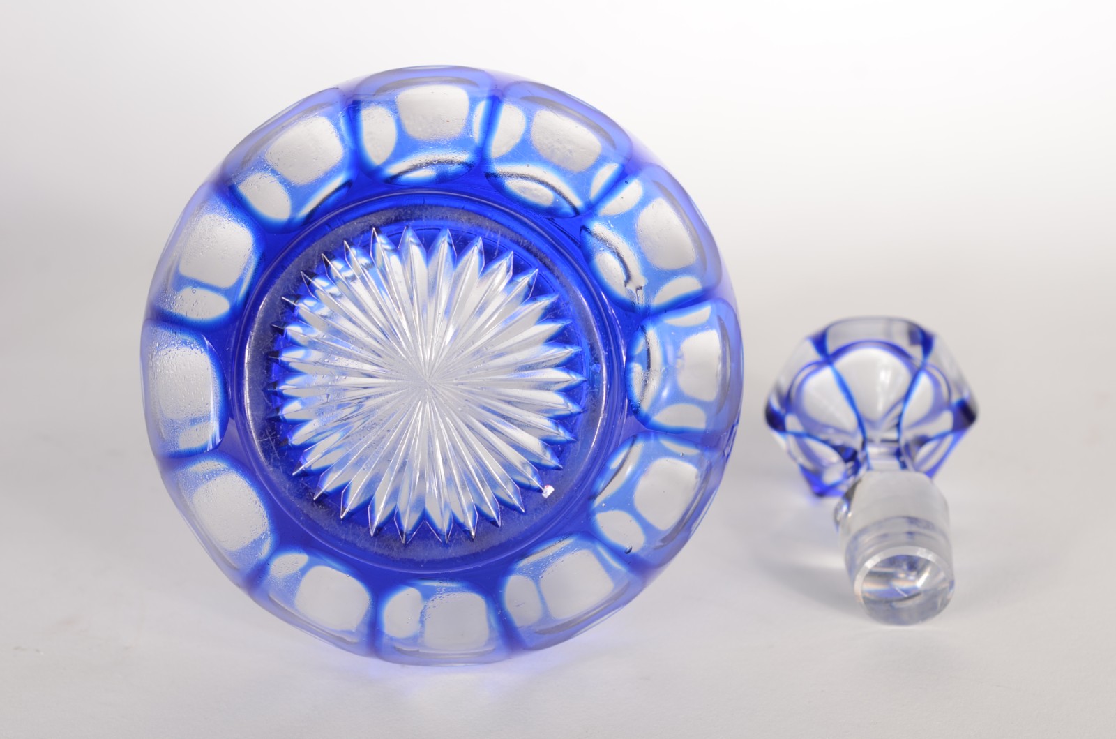 Três peças de cristal europeu doublé azul facetado, sendo: garrafa... - foto 4 de 6
