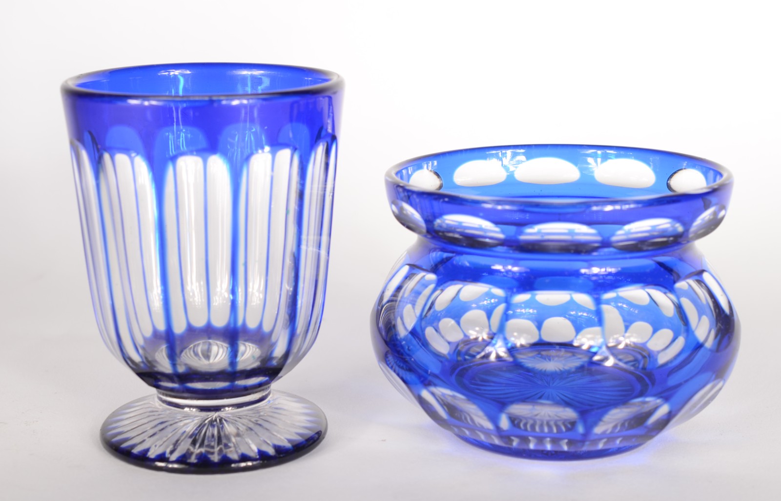 Três peças de cristal europeu doublé azul facetado, sendo: garrafa... - foto 5 de 6