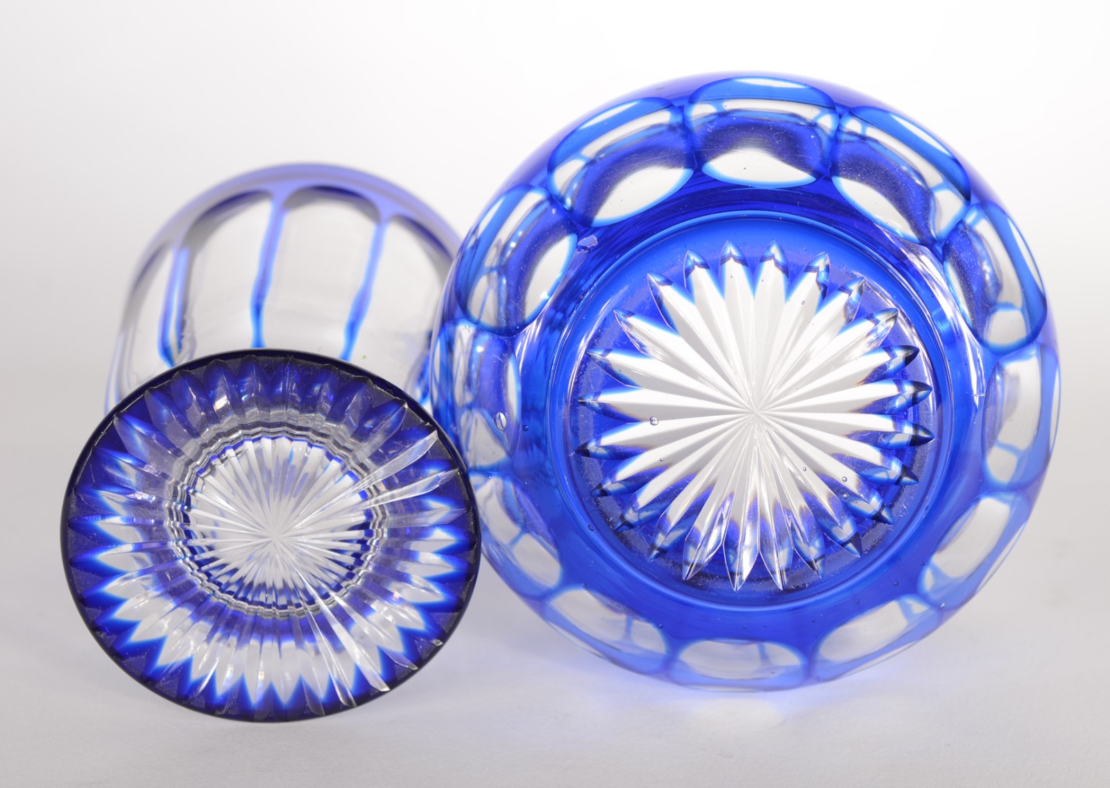 Três peças de cristal europeu doublé azul facetado, sendo: garrafa... - foto 6 de 6