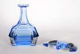 Conjunto Art Deco de licoreira com 6 copinhos d... - Conjunto Art Deco de licoreira com 6 copinhos de cristal azul, detalhes com cachos de uvas e folhas em relevo na cor cinza.