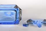 Conjunto Art Deco de licoreira com 6 copinhos d... - Conjunto Art Deco de licoreira com 6 copinhos de cristal azul, detalhes com cachos de uvas e folhas em relevo na cor cinza.