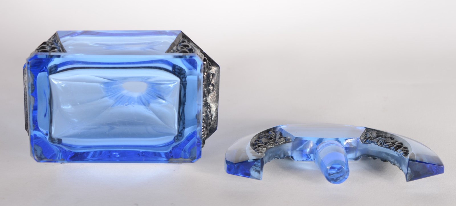 Conjunto Art Deco de licoreira com 6 copinhos de cristal azul... - foto 5 de 10