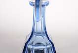Conjunto Art Deco de licoreira com 6 copinhos d... - Conjunto Art Deco de licoreira com 6 copinhos de cristal azul, detalhes com cachos de uvas e folhas em relevo na cor cinza.