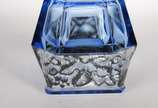 Conjunto Art Deco de licoreira com 6 copinhos d... - Conjunto Art Deco de licoreira com 6 copinhos de cristal azul, detalhes com cachos de uvas e folhas em relevo na cor cinza.