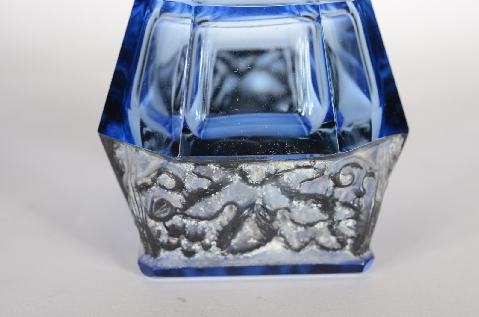 Conjunto Art Deco de licoreira com 6 copinhos de cristal azul... - foto 7 de 10