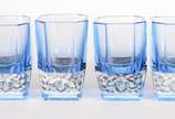 Conjunto Art Deco de licoreira com 6 copinhos d... - Conjunto Art Deco de licoreira com 6 copinhos de cristal azul, detalhes com cachos de uvas e folhas em relevo na cor cinza.