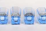 Conjunto Art Deco de licoreira com 6 copinhos d... - Conjunto Art Deco de licoreira com 6 copinhos de cristal azul, detalhes com cachos de uvas e folhas em relevo na cor cinza.
