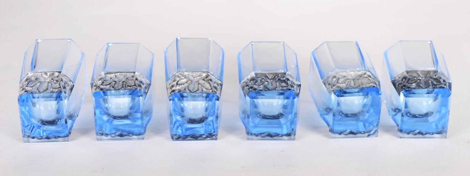 Conjunto Art Deco de licoreira com 6 copinhos de cristal azul... - foto 9 de 10