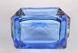 Conjunto Art Deco de licoreira com 6 copinhos d... - Conjunto Art Deco de licoreira com 6 copinhos de cristal azul, detalhes com cachos de uvas e folhas em relevo na cor cinza.