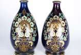 Par de vasos de porcelana europeia na cor azul ... - Par de vasos de porcelana europeia na cor azul cobalto com guirlandas florais com realces dourados.