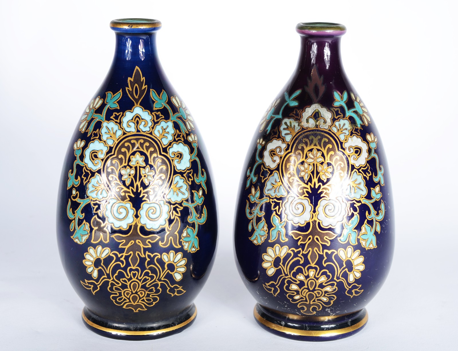Par de vasos de porcelana europeia na cor azul cobalto com guirlandas... - foto 1 de 7