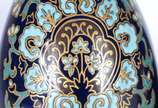 Par de vasos de porcelana europeia na cor azul ... - Par de vasos de porcelana europeia na cor azul cobalto com guirlandas florais com realces dourados.